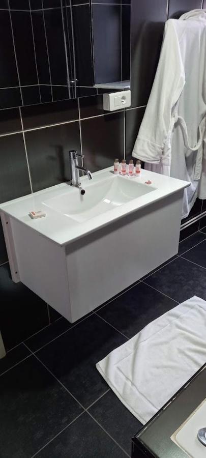 Hotel Raya Tichy 外观 照片